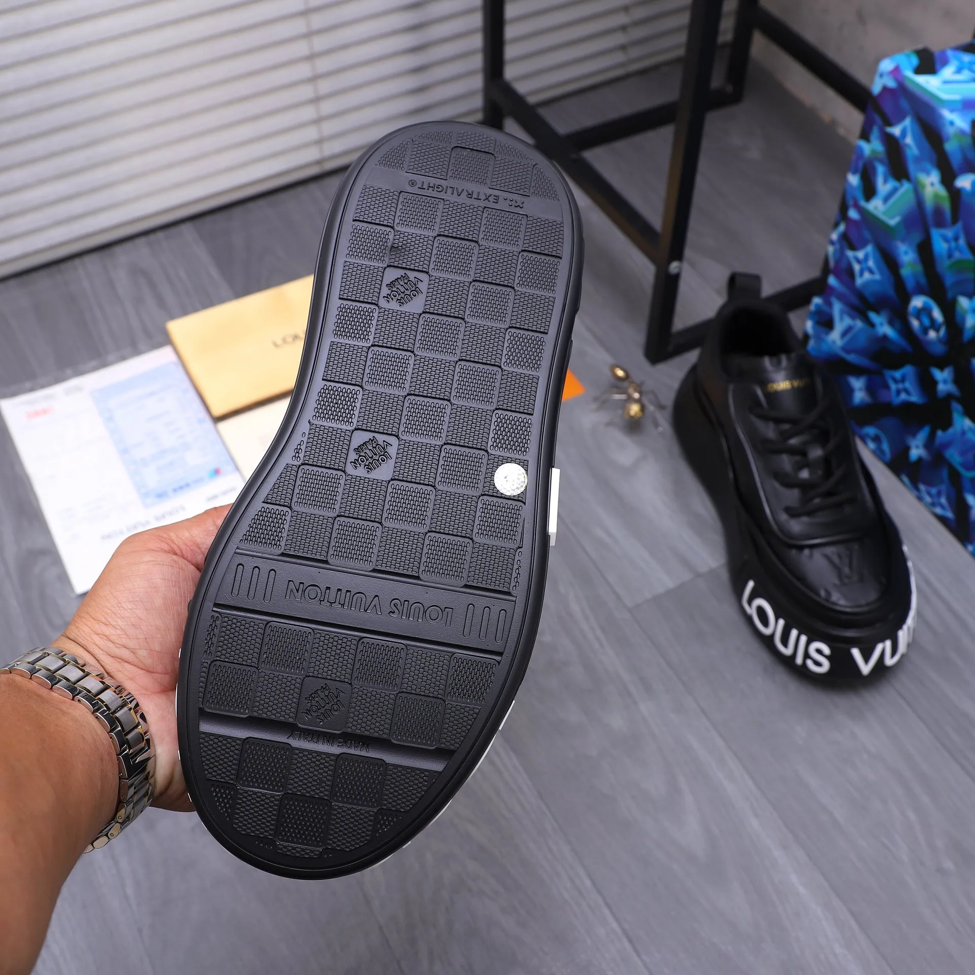 Men's shoes 💰560 Product trademark: LV [Louis Vuitton] casual shoes, regular size. Size: 38-46 (38.45.46 is custom-made and non-returnable) Product materials: Selected high-quality cowhide stitching embossed cowhide upper, cowhide insole, mesh lining, original outsole